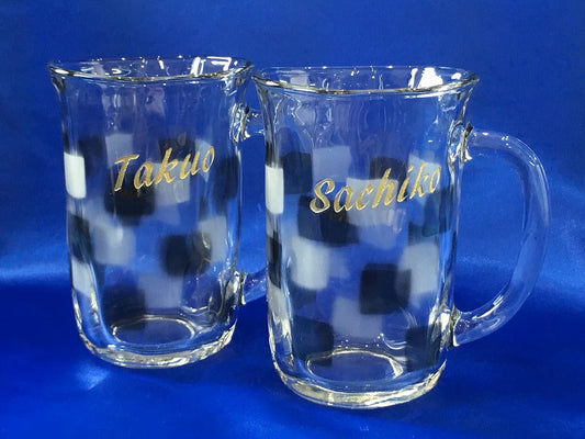 お揃いのビールジョッキに名入れ彫刻。