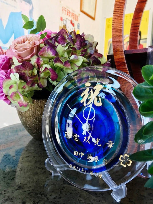 沖縄琉球ガラスの置時計に彫刻しました。