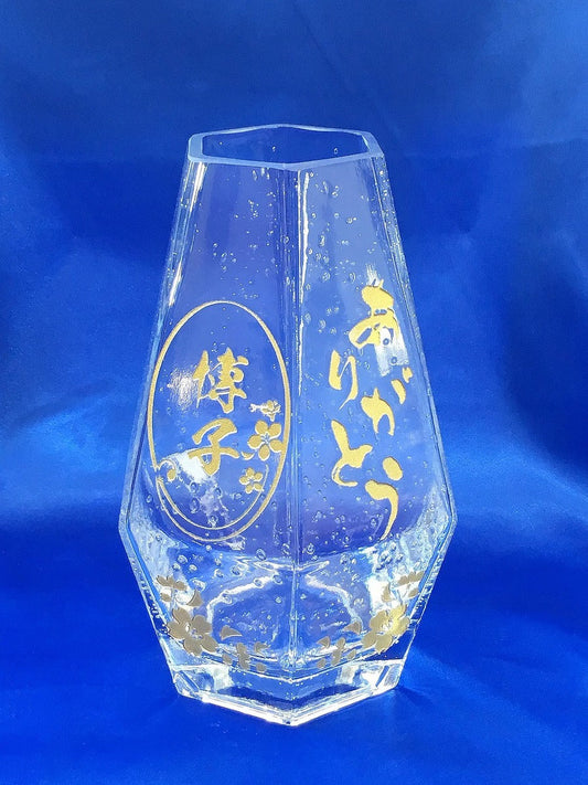 透明の花瓶に彫刻させていただきました。