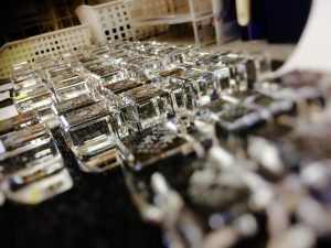 【300個】クリスタルペーパーウェイト製作中!!