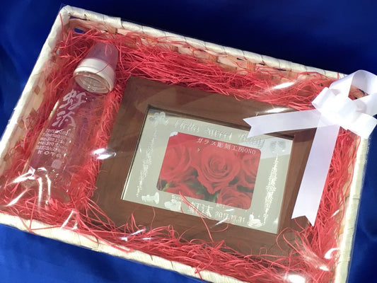 文字彫刻の哺乳瓶と写真たてのご注文を頂きました。