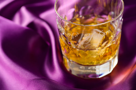 バレンタイン特集その１　男性に喜ばれるロックグラス。名入れ彫刻で世界に一つだけのプレゼントを。